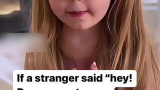 妈妈对女孩进行安全教育