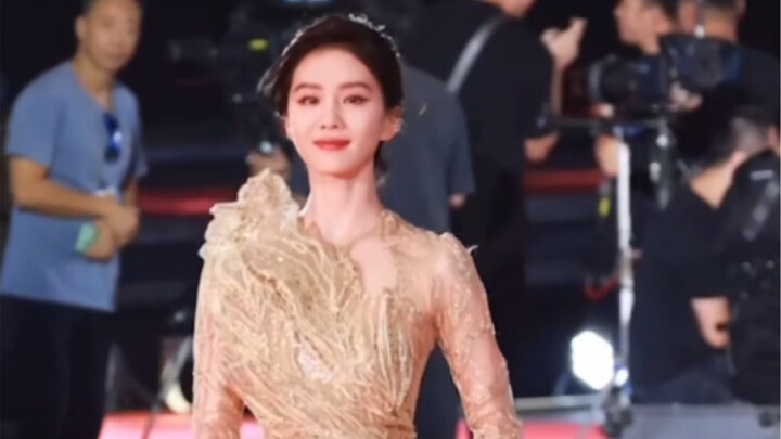 【Lưu Thi Thi】Thì ra đây chính là “lưng cánh bướm” sao, chị cả quả thật quá tự giác