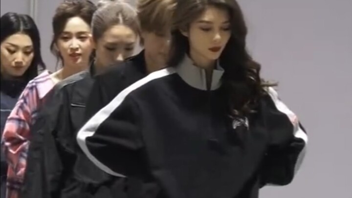 【Fu Jing】 Ruang Latihan Versi Hemat Energi dengan Ekspresi Dingin untuk “Polisi Bulan”