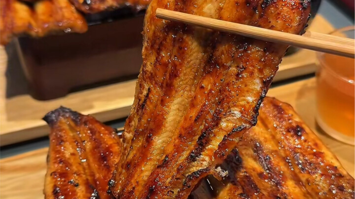 Nasi belut bercita rasa kecap yang kaya dan pekat, satu suap langsung menghanyutkan hati!