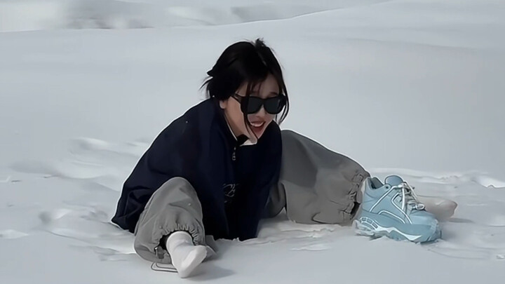 Come and see Xinxin taking off her shoes, it’s so cute that it’s going to make you faint!