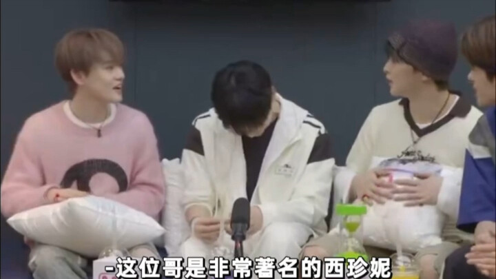 “พี่คนนี้ชื่อซีเจนนี่ดังมาก” แล้วพอเจอหน้า NCT เองก็ถูกถามทันทีว่าไอดอลตัวเองคือใคร