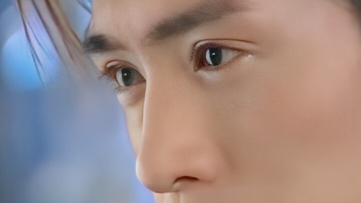 Waduh!!! Aku melewatkan seorang pria ganteng dengan fitur wajah yang hidup, manis, dan kocak sekalig