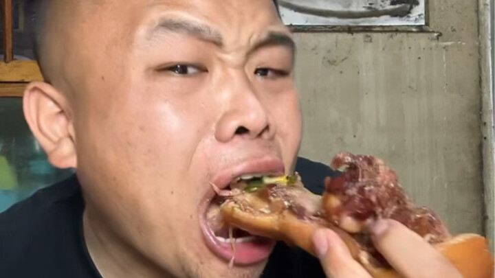 Makan sedikit hidung babi
