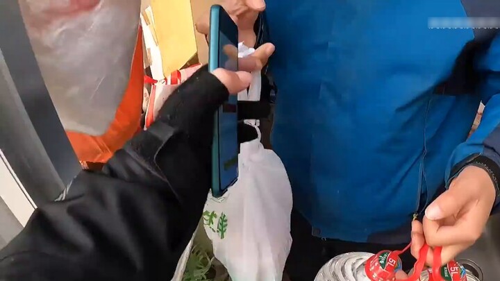 คุณหนู: ฉันอยู่ข้างๆคุณนะ! พนักงานส่งของ : ที่ไหน?