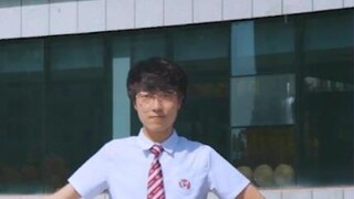 Pria itu menari "YES! OK!" sangat sinkron dengan Lisa, versi perbandingan Lisa Yu Shuxin dari Youth 