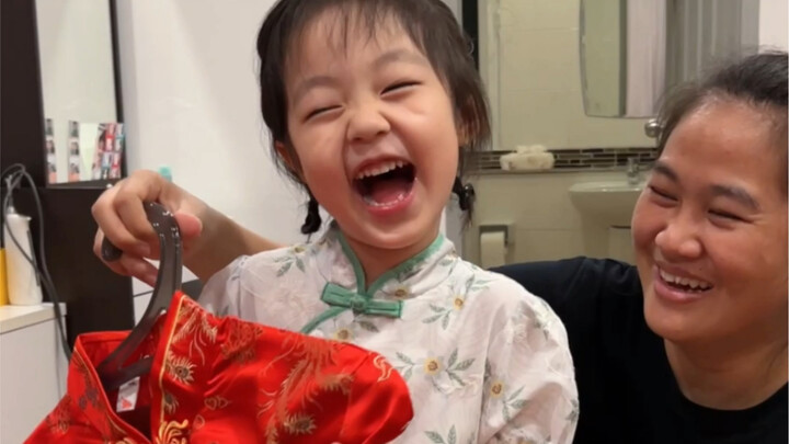 Buying new clothes for the Thai nanny during the New Year, and my daughter’s baffling behavior