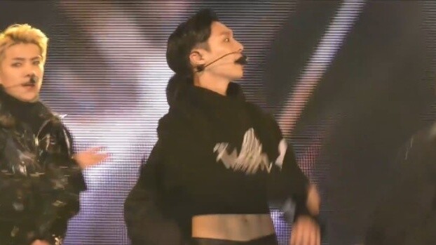 Yixing ends the show! EXO's "Lotto" live at the 16th AAA Awards Ceremony