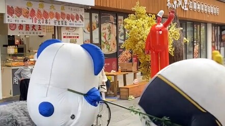 As soon as I walked in, I saw Chabaidao giving away Lai Fu gifts...