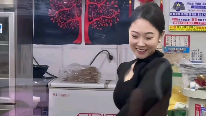 隔着玻璃看老板娘跳舞，少妇三分醉，妩媚到心碎