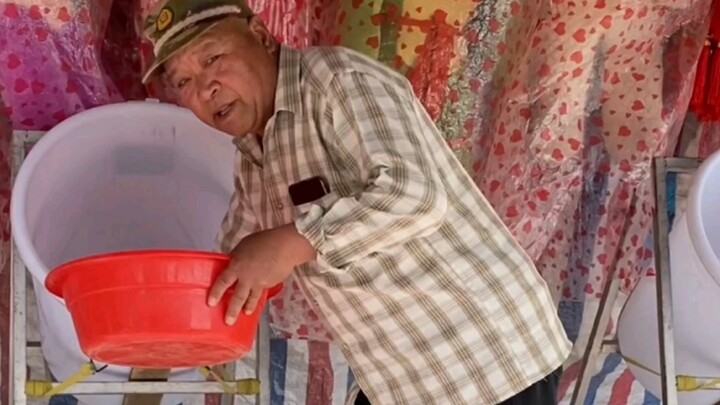 Trước khi ném thùng, hãy để ông chủ làm mẫu trước đã, học xong rồi mới ném nhé!