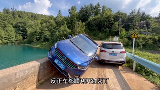 Dua mobil bertemu di sebuah jembatan sempit, dan beginilah cara Dewa Mobil bertemu.