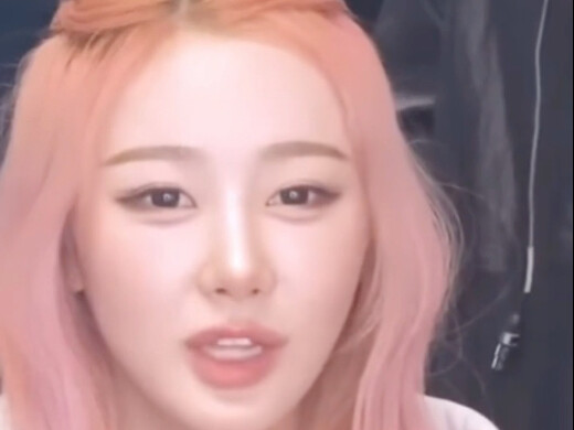 Awalnya sih nggak ada apa-apa, tapi begitu kamera beralih ke ekspresi Ningning, aku sampai ketawa ng