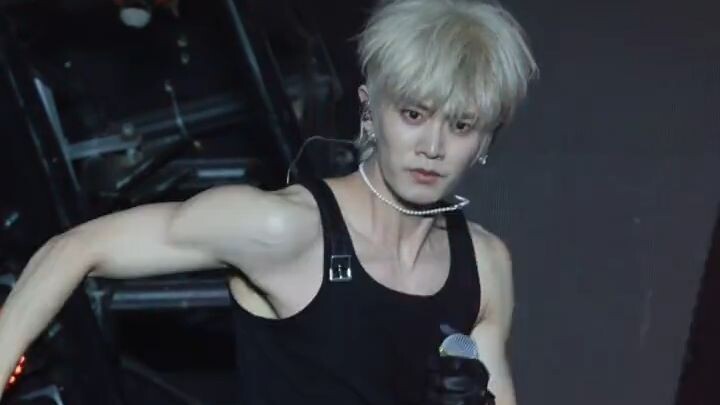 ผู้ชายซ่อนรูปอีกหนึ่ง {เหรินเจียหลุน} {任嘉伦 Ren Guo Chao}