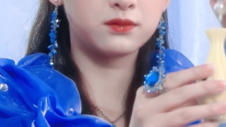 Thật buồn cười khi không có gì thay thế được nền giải trí trong nước! Nếu cô ấy ra mắt muộn hơn vài 