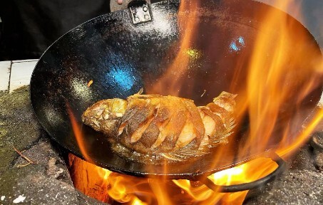 Đường đời còn dài, ẩm thực luôn đồng hành; chú mèo con mỗi ngày một lớn, bữa ăn dưỡng sinh sau sinh 
