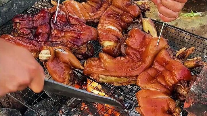 Chân giò đã luộc, quét một lớp tương ớt tỏi, rồi rắc thêm chút bột cay hạt thì là, nhìn mà thèm chưa