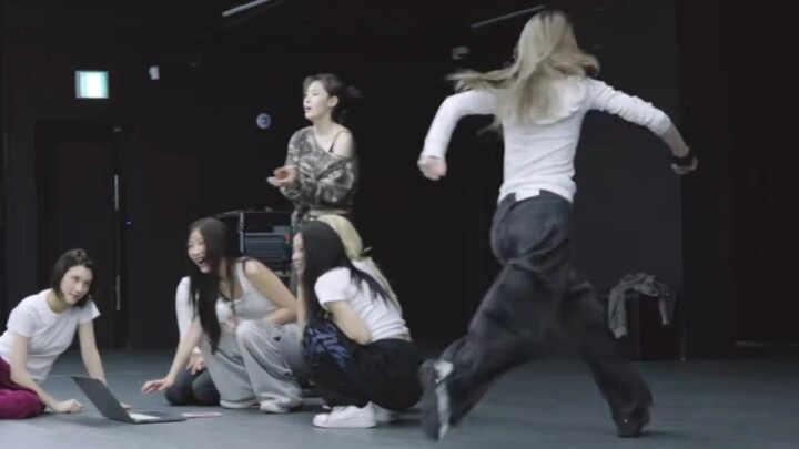 Shen Xiaoting is super happy after finalizing the choreography and stage moves!