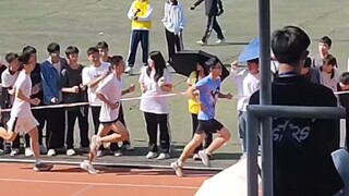 Luo Qixi mặc quần áo giảm đau để chạy trong cuộc họp thể thao của trường 1500, đứng đầu trong nhóm 4