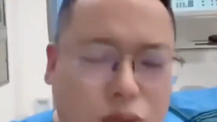 CCTV's Ni Ping interviews a Peking University medical doctor. His answers will completely overturn y