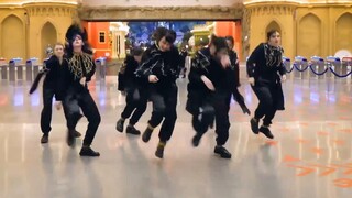 Adikku luar biasa! Gadis Rusia menari "Make A Wish" NCT U di jalan dengan penampilan super eksplosif