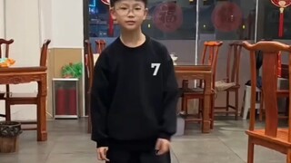 又一个看完哪吒2“着魔”的！小孩哥跳“哪吒舞”每个动作都精准卡点，网友：没跳之前觉得能有啥， 一跳 这孩子绝对天赋型选手