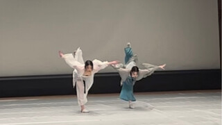 Participating in a dance compe*on in Korea with the traditional Chinese style "Legend of the Whit