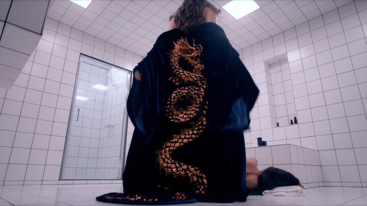 Tại sao Sue trong “Một Loại Chất” lại mặc long bào?