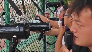 湖南，学生在考场内体考，体育老师们在场外“全副武装”网友：虽然很搞笑，但是老师是真心希望孩子们好！