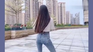 美女与紧身牛仔裤背影杀手