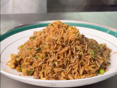 Cơm chiên trứng hạt gạo tách rời, đen bọc vàng