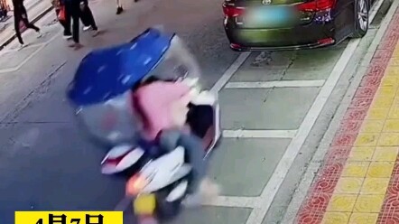 小孩误拧摩托车把手，追尾轿车后又撞向路边…