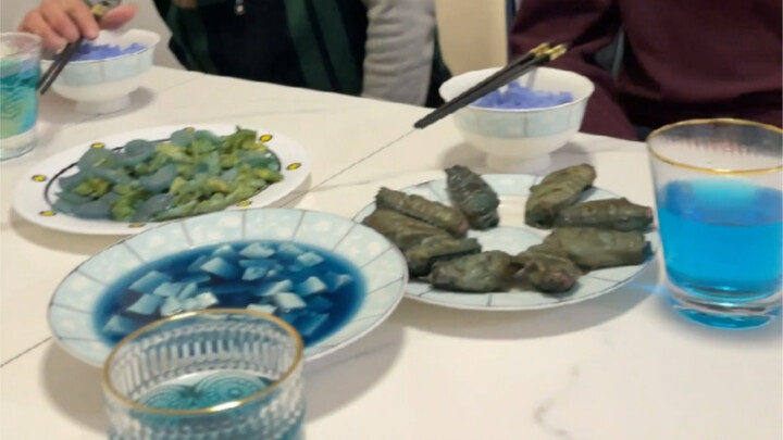 تحدي إعداد وجبة زرقاء كاملة للعائلة