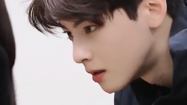 بيّضو يلعب كرة السلة مثل الجميع، لكن أسلوبه الرسومي مختلف تمامًا! عشب الملاعب على أرضية كرة السلة! ا