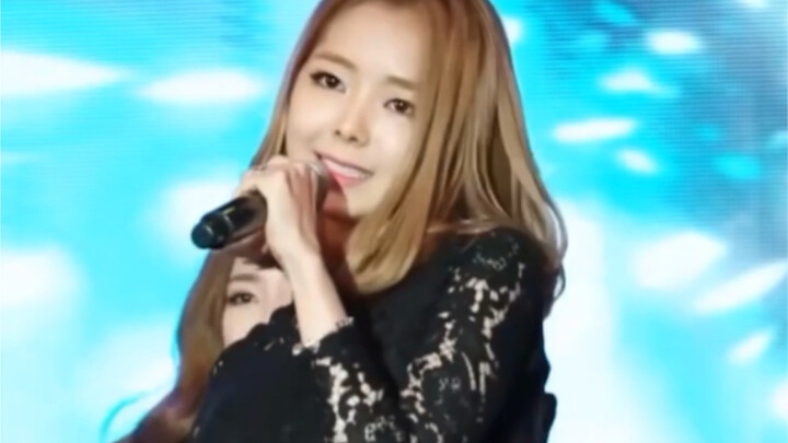 @Stellar Lee Hyo Eun looks so good in lace cheongsam + black S socks?