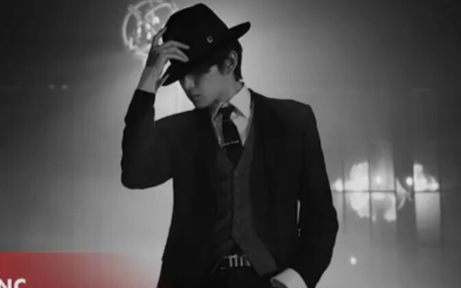 A man who walked out of the comics! He danced to Maimai's "The Smooth Criminal" and the ladies are g