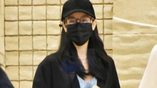 Reba Xiamen Airport, bị sốc trước một đống thư lớn như vậy, sau đó lắc đầu nhận lấy, bất lực và lẩm 