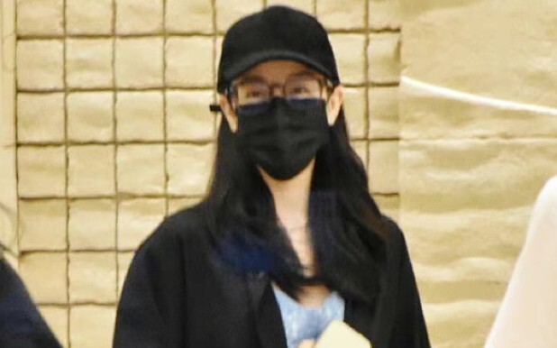 Bandara Reba Xiamen dikejutkan dengan tumpukan surat yang begitu banyak, lalu menggelengkan kepala m