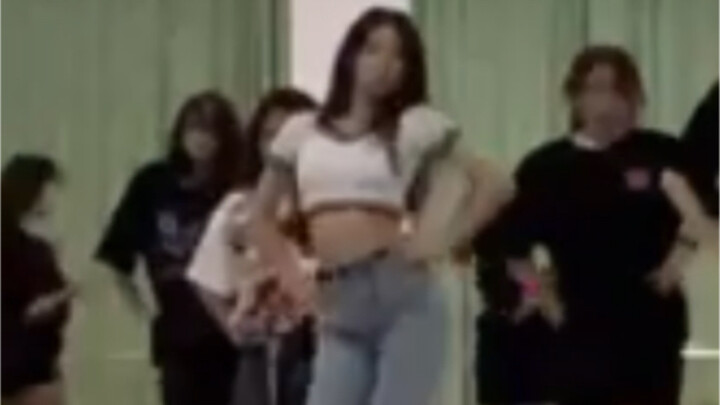 [A recent short straight shot of a group dance practice] Highly blurry