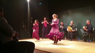 On the right side of the picture, the Spanish flamenco princess's ability to adapt to the situation👍