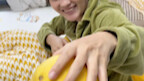 เธอคือดอกกุหลาบตัวน้อยที่ฉันปลูกฝังด้วยมือในความรักของฉัน ภายใต้ความรักของฉัน เธอจะเติบโตขึ้นอย่างแน