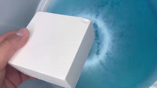 捏镁粉块入水，解压
