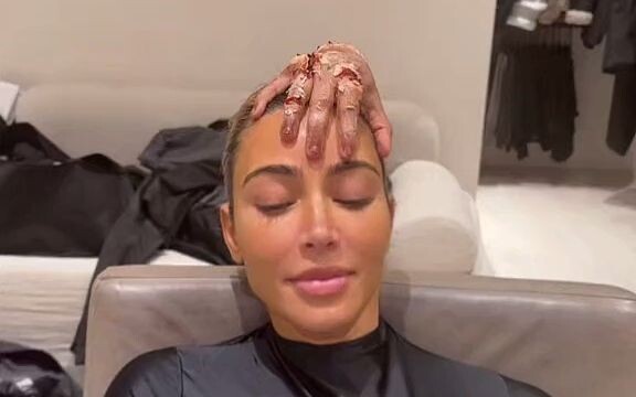 Makeup efek tangan terputus buatan sendiri ala Xiao Xinbei, mengajak ibu kandung Kim Kardashian mera