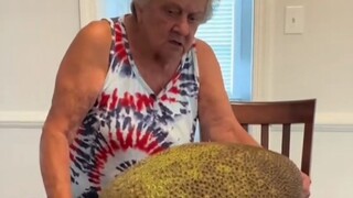 老奶奶第一次吃菠萝蜜，吃之前吐槽孙女乱花钱，吃完以后：真香！