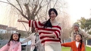 Dance with your family like this during the Chinese New Year, happy and healthy