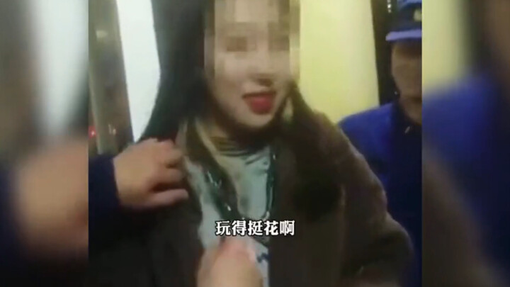 Sambil menunggu sahabatnya bosan, ia malah memasang gembok di lehernya