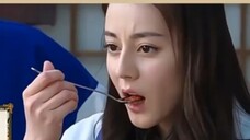 Is this the difference in how celebrities eat spicy food? Dilireba and Wang Jiaer