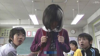 Lớp mới chuyển đến một cô gái kỳ lạ, chẳng bao giờ dám nhìn thẳng vào mắt người khác, vì cứ nhìn ai