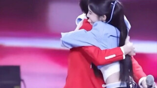 Guru He merayakan ulang tahun ke-31 Ju Jingyi, ia telah debut selama 12 tahun, dan Guru He telah men