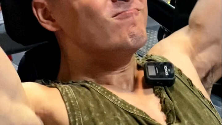 Saat kamu lagi nge-gym, pacarmu nelpon.